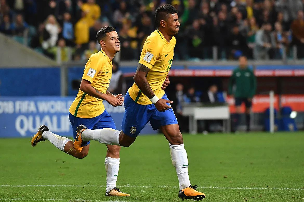Philippe Coutinho (E) e Paulinho foram os autores dos gols da vitória da Seleção Brasileira sobre o Equador