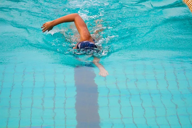 Arícia Perée, de 15 anos, começou a treinar em piscina olímpica no ano passado