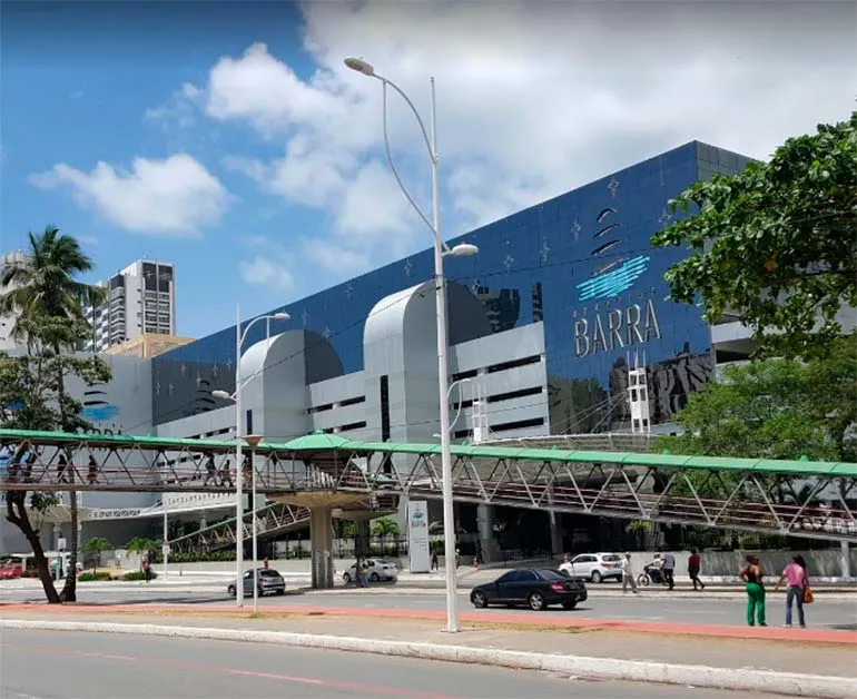 Homem morre ao cair de escada rolante de shopping no bairro da Barra