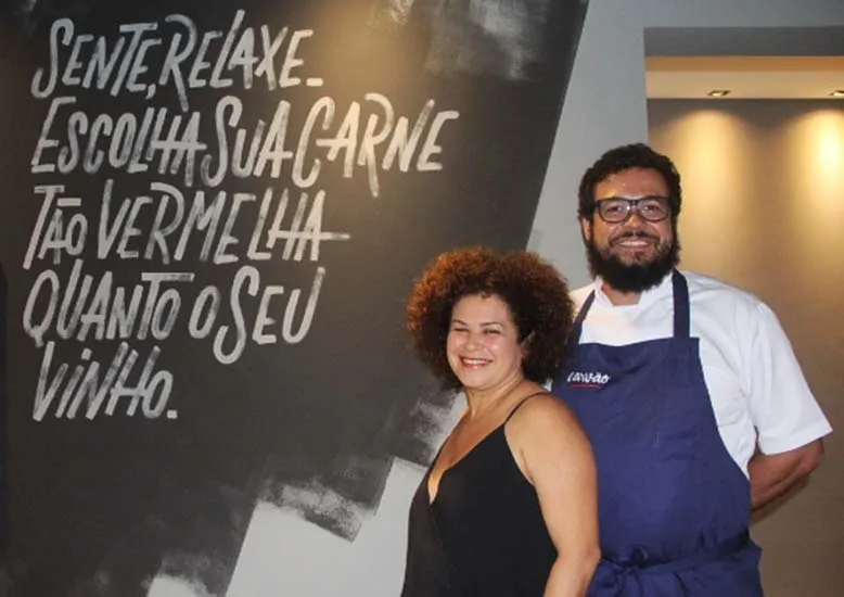 A empresária Eliane Pinho e o chef Ricardo Silva são responsáveis pelo Carvão