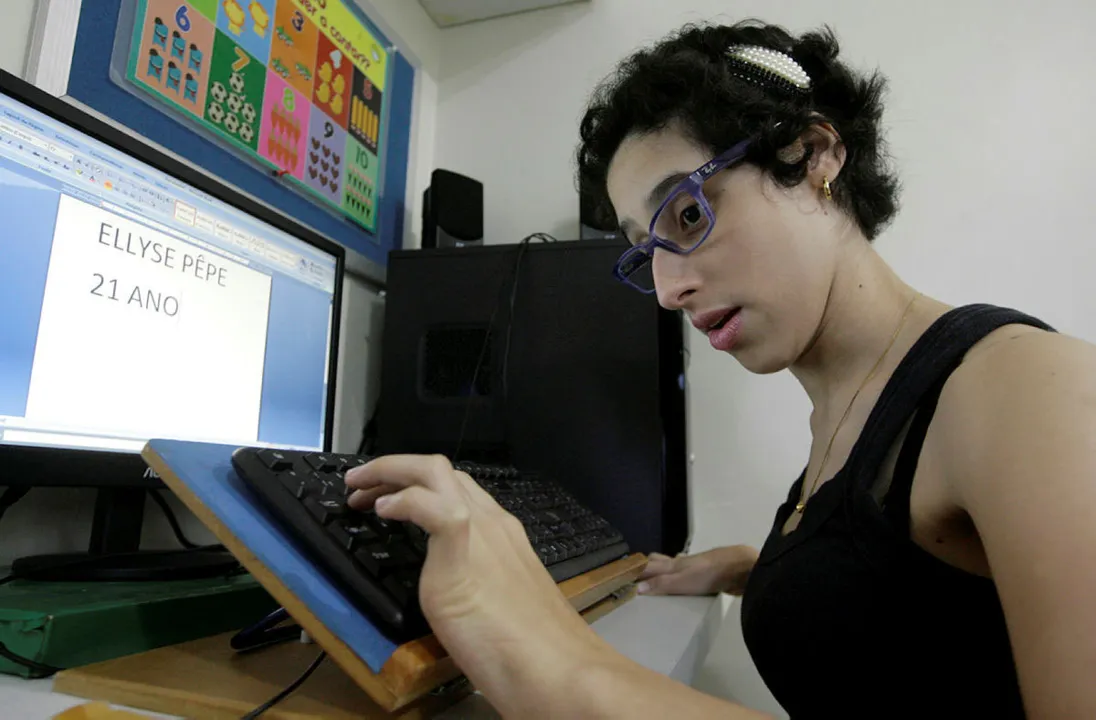 Ellyse agora busca ajuda para publicar seu livro