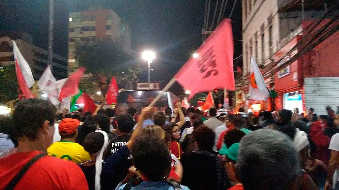 Um trio elétrico acompanha a manifestação