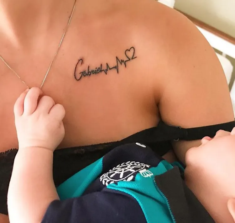 O bebê tem pouco mais de um mês de vida e ainda está sendo amamentado