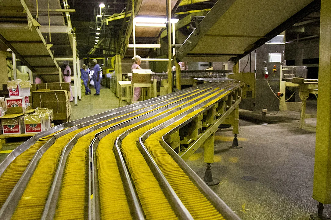 Linha de produção da fábrica da Piraquê no Distrito Industrial de Queimados, no Rio de Janeiro