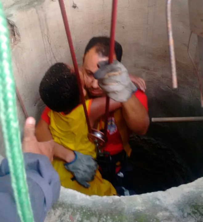 O menino foi resgatado com vida após cair na cisterna de 25 metros