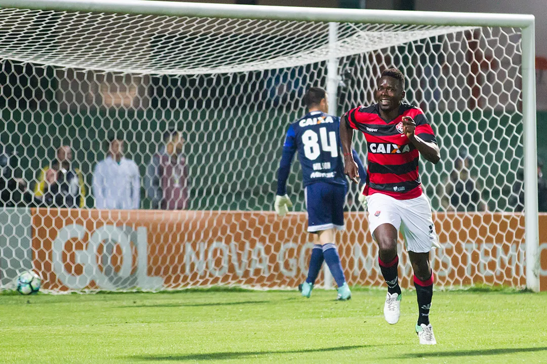 O zagueiro marcou o único gol do duelo em Curitiba