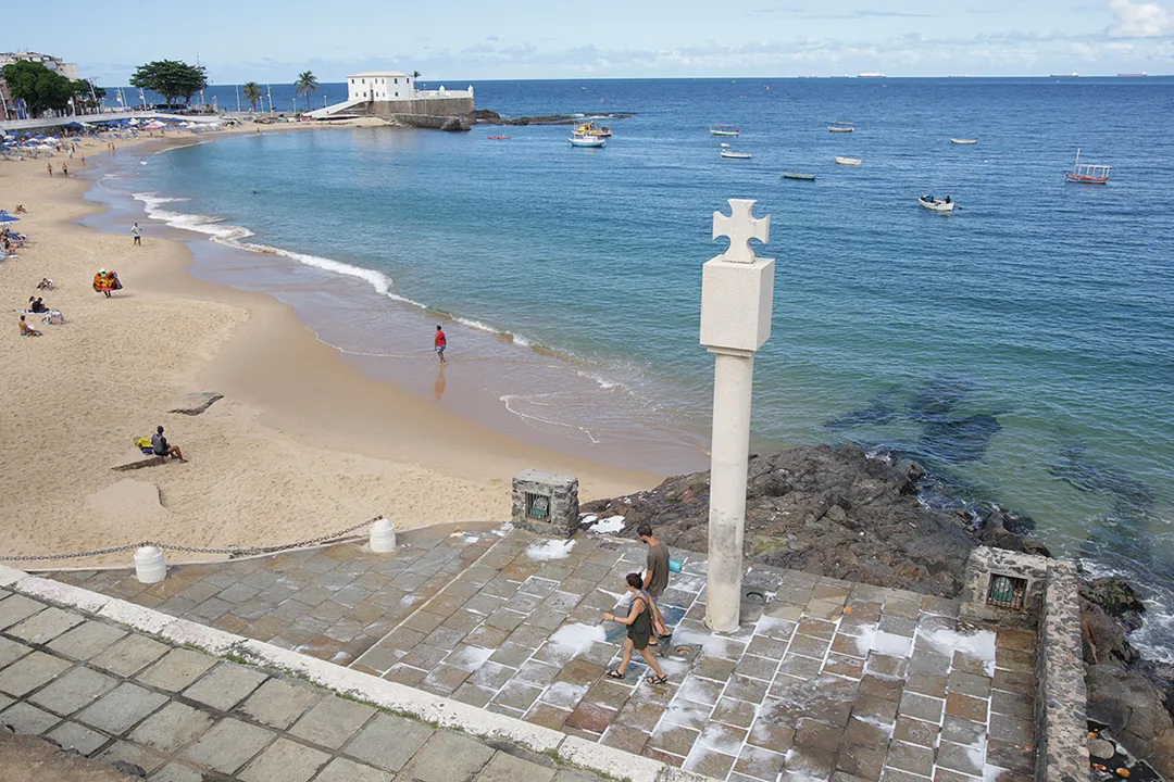 Área de monumento na Barra é utilizada como sanitário e fica suja e malcheirosa
