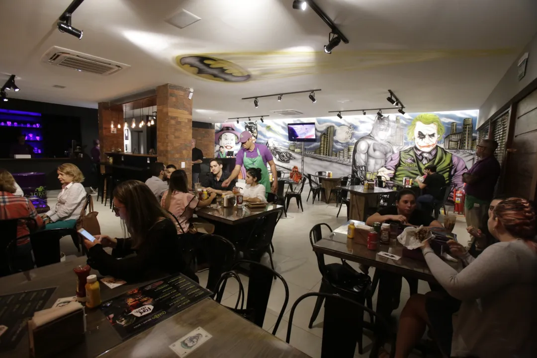 A decoração da hamburgueria é cheia de referência ao homem-morcego dos quadrinhos