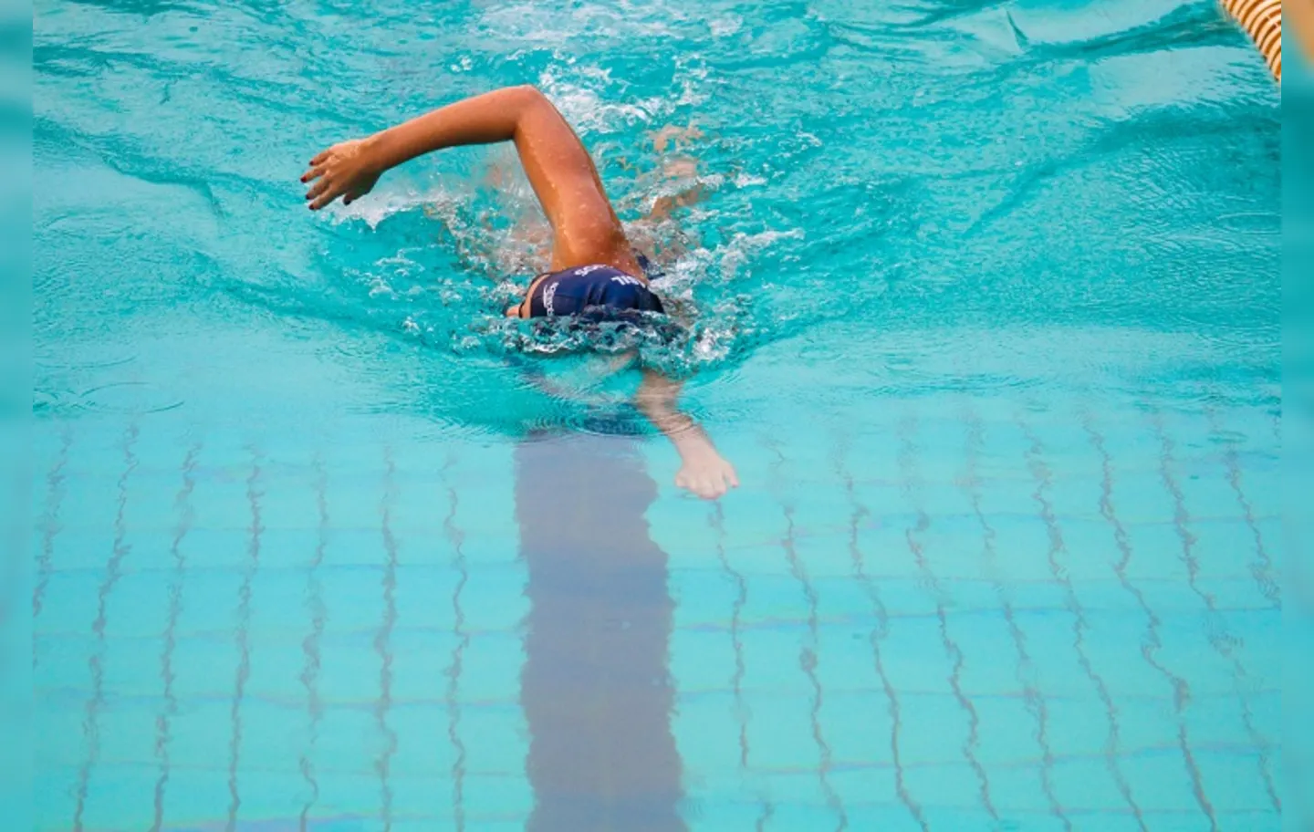 Arícia Perée, de 15 anos, começou a treinar em piscina olímpica no ano passado