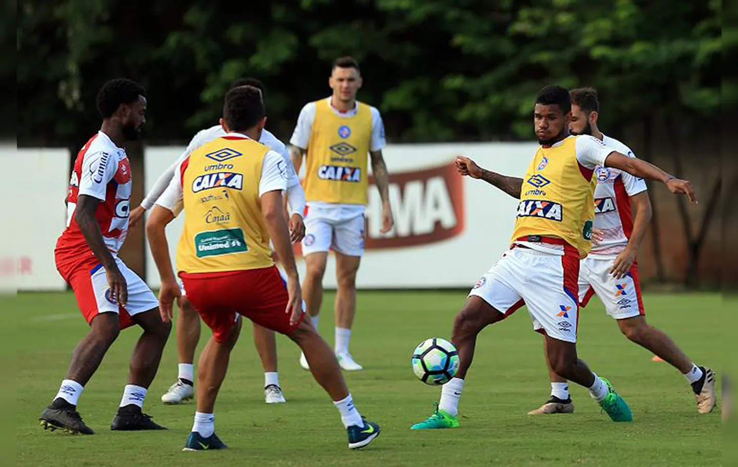 Matheus Reis (D) cumpriu suspensão diante do São Paulo, mas estará de volta contra o Atlético-PR