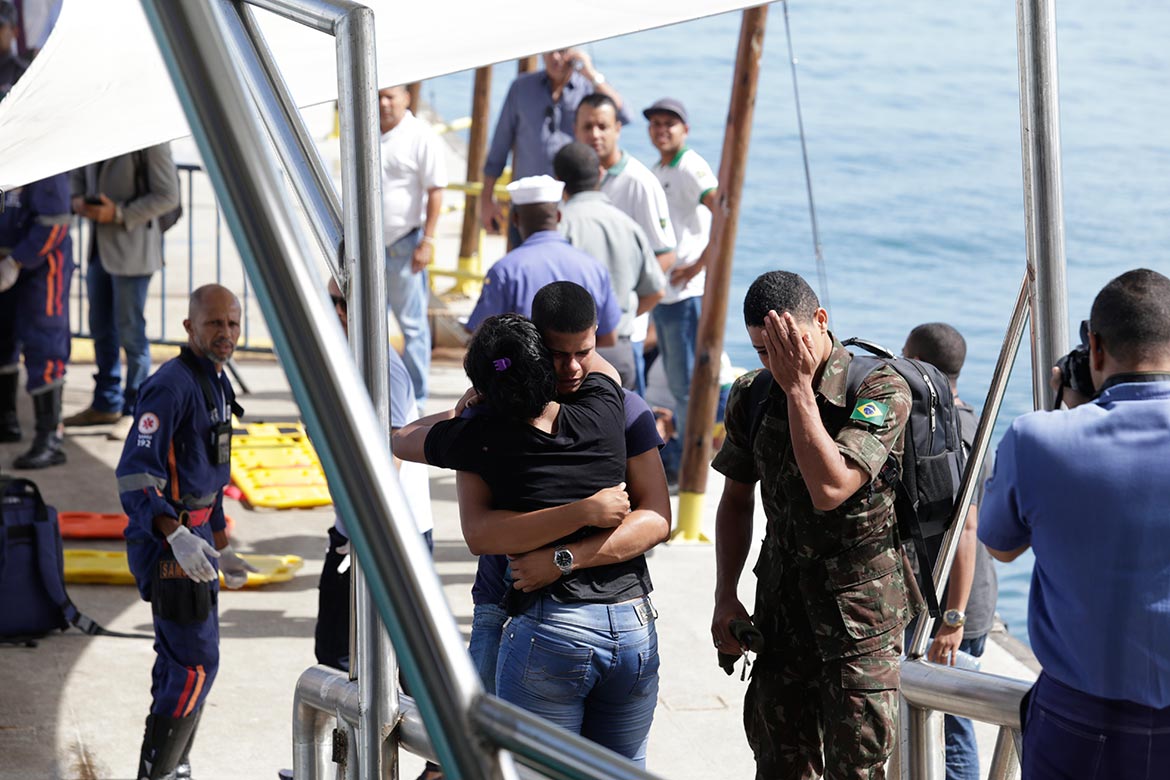 Bebê de seis meses é sepultado após naufrágio em Mar Grande
