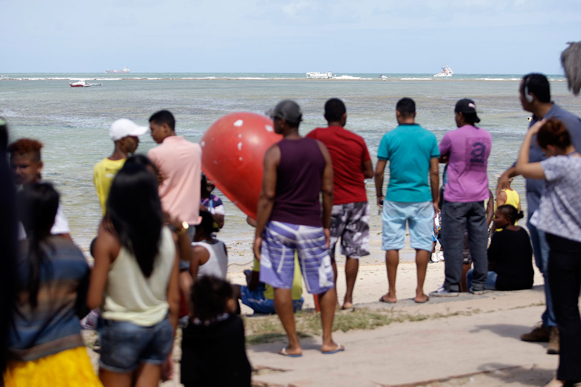 Bebê de seis meses é sepultado após naufrágio em Mar Grande