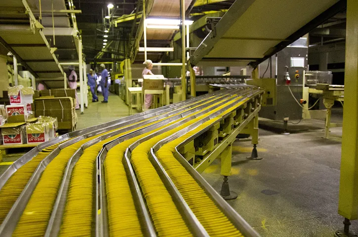 Linha de produção da fábrica da Piraquê no Distrito Industrial de Queimados, no Rio de Janeiro