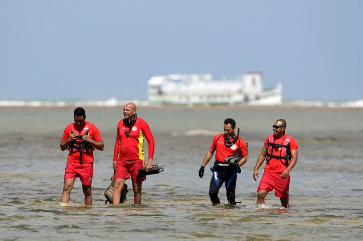 Bebê de seis meses é sepultado após naufrágio em Mar Grande