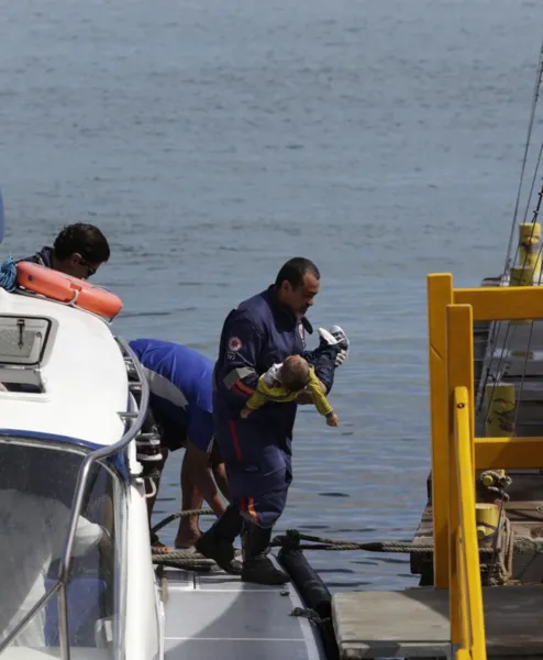 Bebê de seis meses é sepultado após naufrágio em Mar Grande
