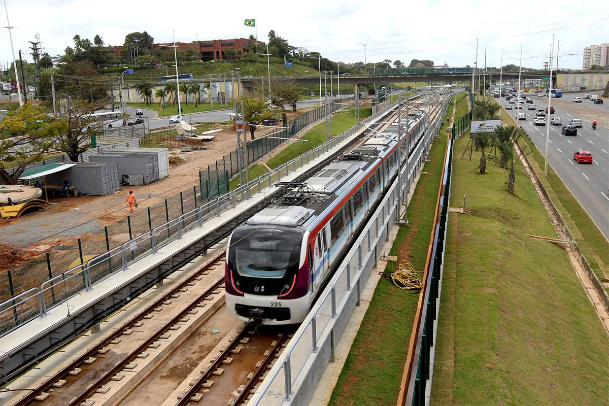 Metrô começa a operar em quatro novas estações na Paralela