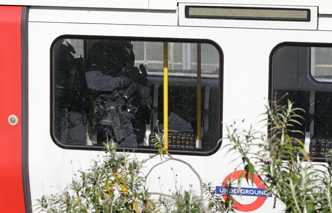 Policiais monitoram a região após explosão de uma bomba no metrô da capital britânica
