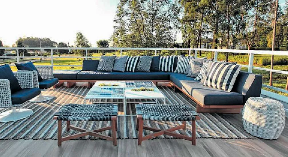 As cores azul e branco predominam nos móveis da Tidelli que compõem esta decoração
