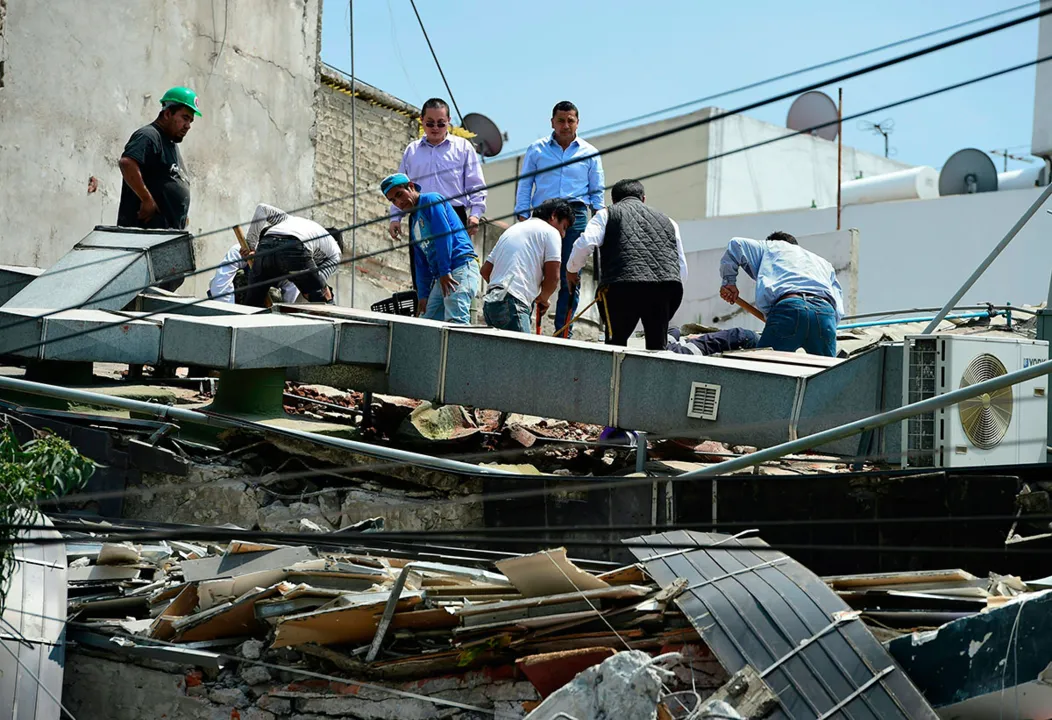 Tremor derrubou prédios e mobiliários urbanos