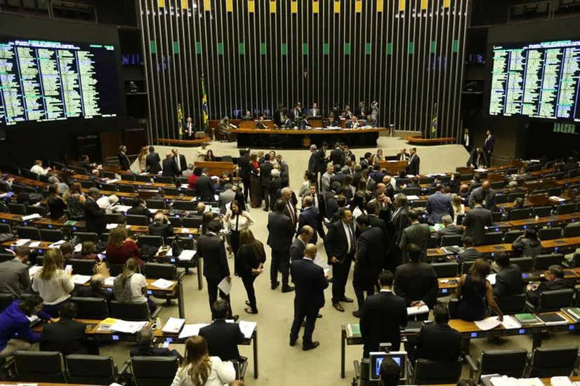 Foram 348 deputados a favor, 87 contra e 4 abstenções