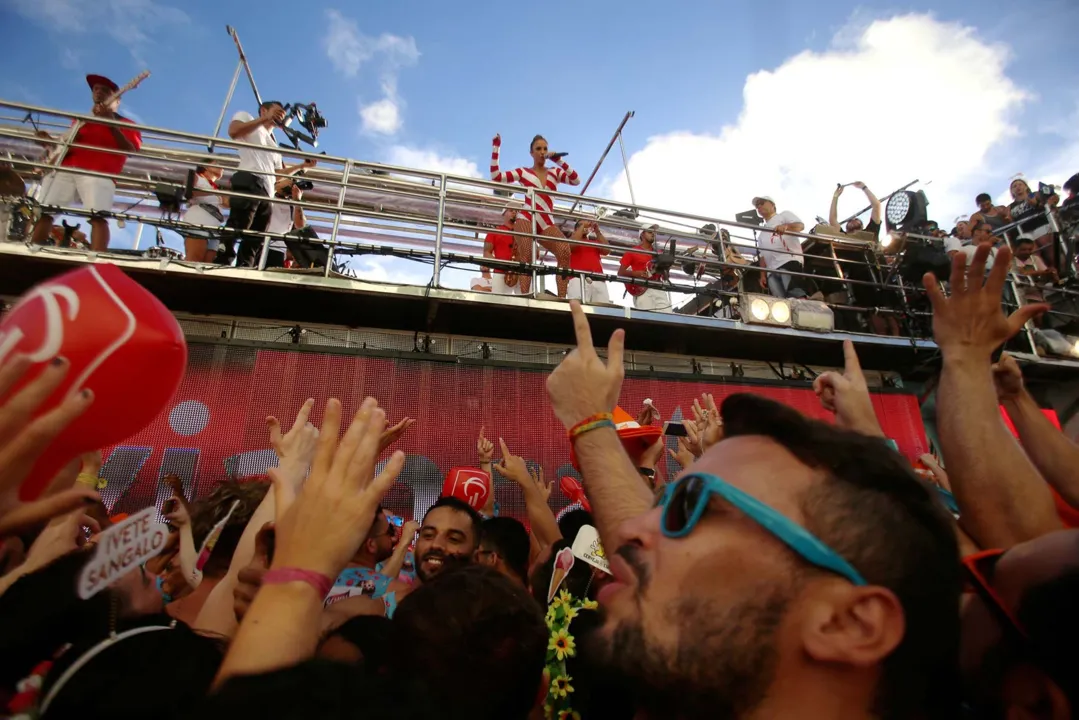 Ivete Sangalo comandando o desfile de bloco na Barra-Ondina