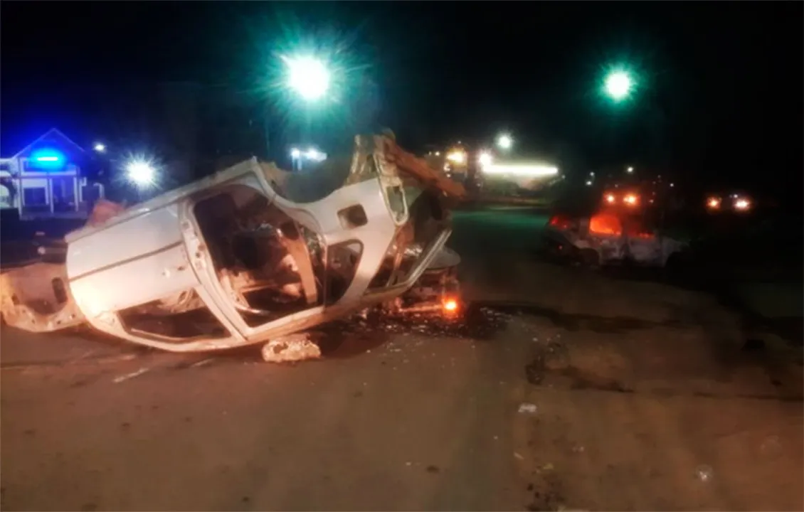 Os manifestantes atearam fogo em três carros na BR-101 e tentaram invadir o hospital local