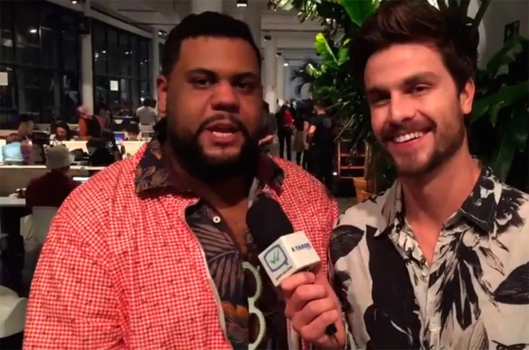 O ator Paulo Dalagnoli conversa com o baiano John Drops