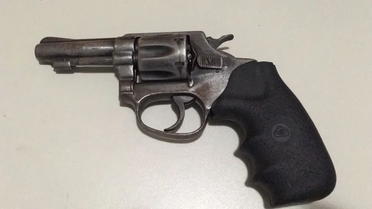 O revólver calibre 32, que estava com o médico, foi apreendida