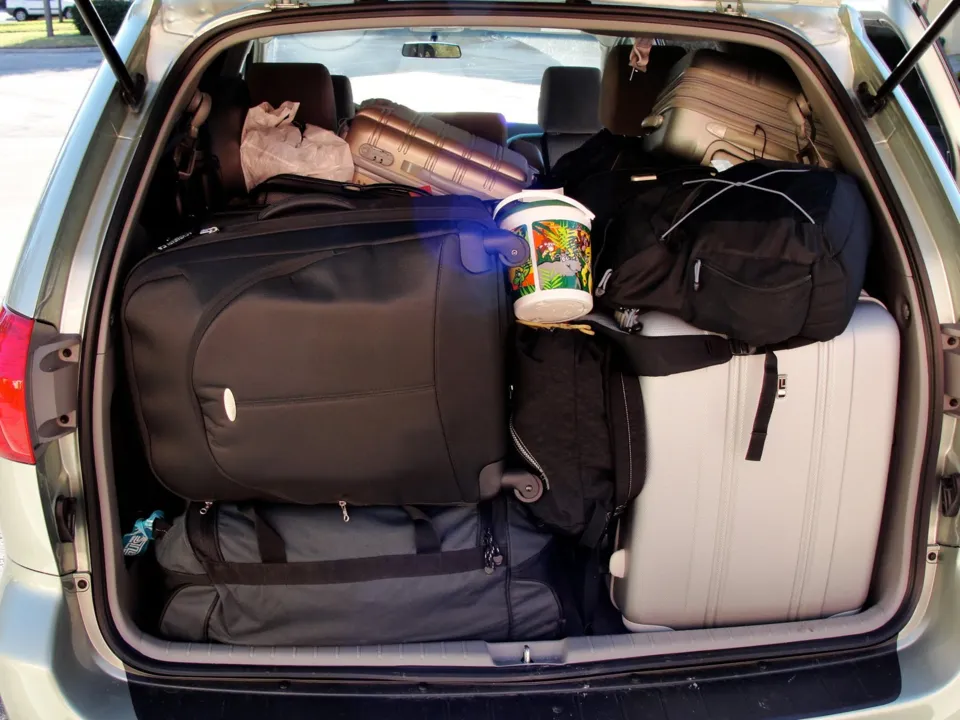 Especialistas alertam sobre transportar bagagens extras no interior do carro