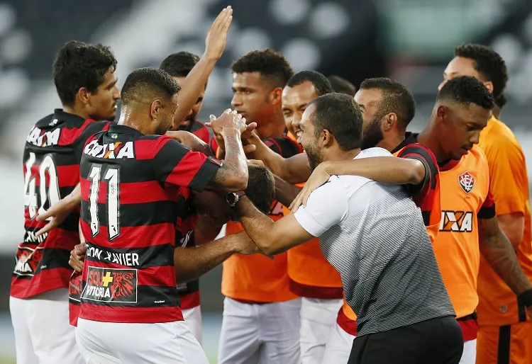 Com virada heroica, Vitória garante quinto triunfo seguido fora de casa