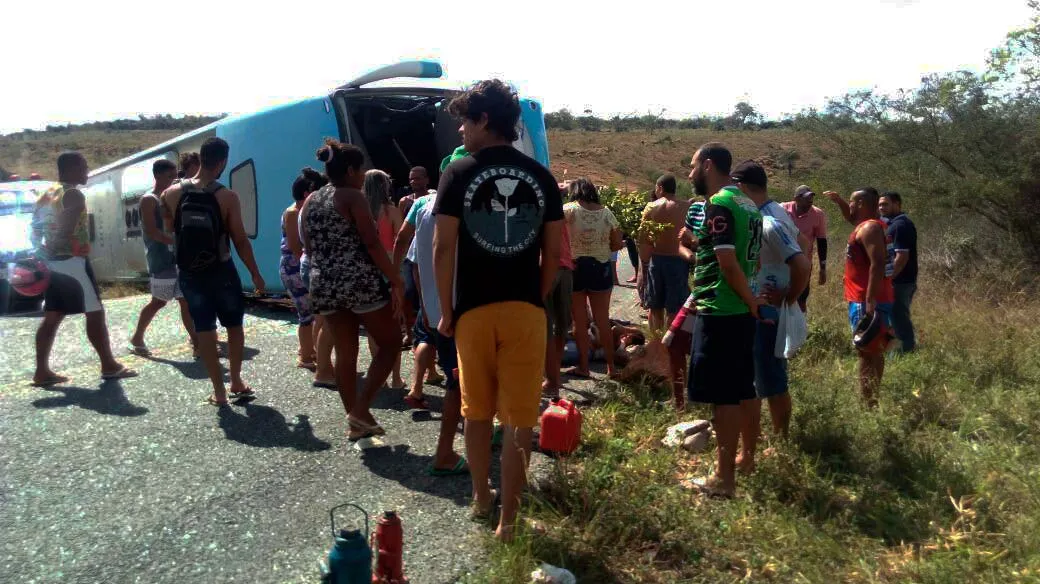 Ônibus de excursão tomba na BA-421 e deixa passageiros feridos e mortos