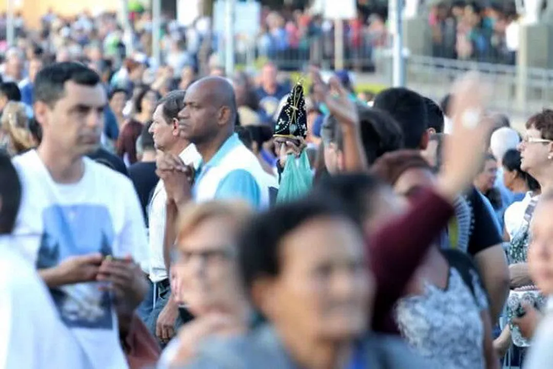 Devotos de Nossa Senhora Aparecida compareceram ao Santuário Nacional no dia da Padroeira do Brasil