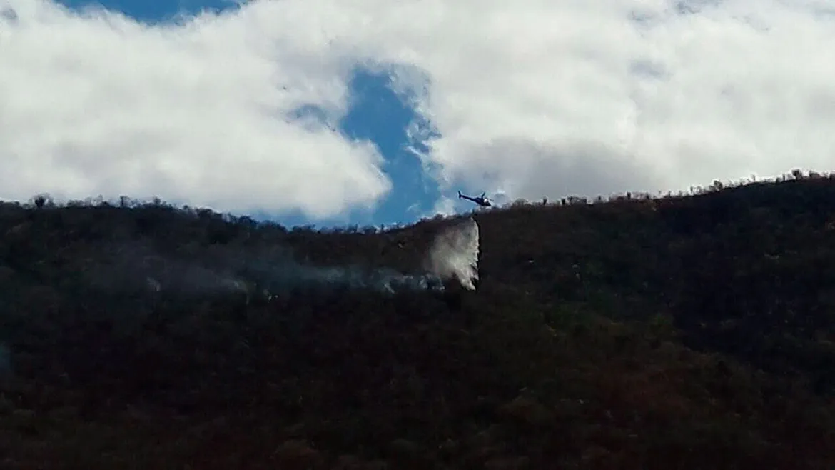 Helicóptero do Graer debelou as chamas com jatos de água