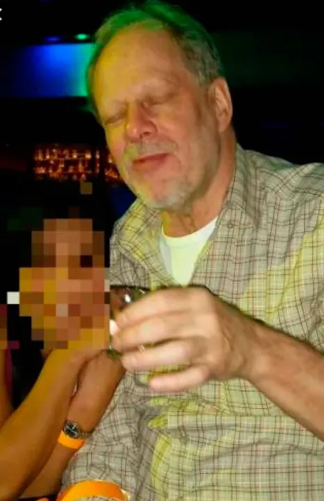 Stephen Paddock estaria acompanhado por uma mulher