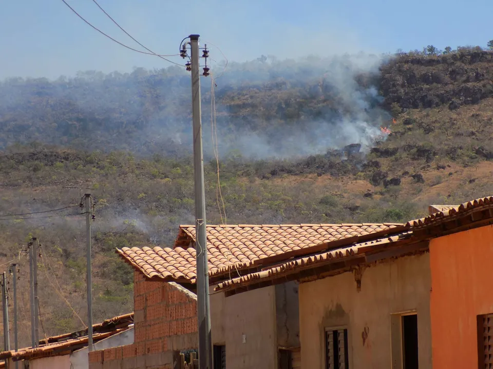 Chamas já chegam perto de algumas casas na região