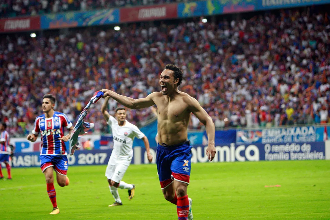 Edigar Junio comemora o segundo gol do tricolor