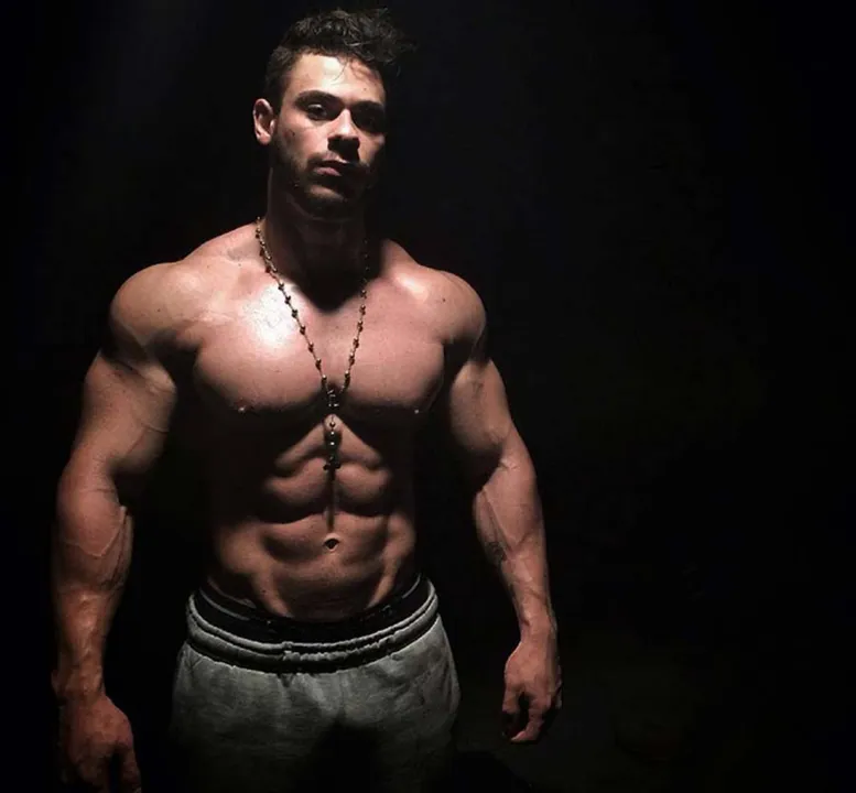 Youtuber é dono do canal "Máquina de Monstros"