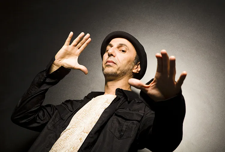 Zeca Baleiro se apresenta neste sábado (28) no FITA