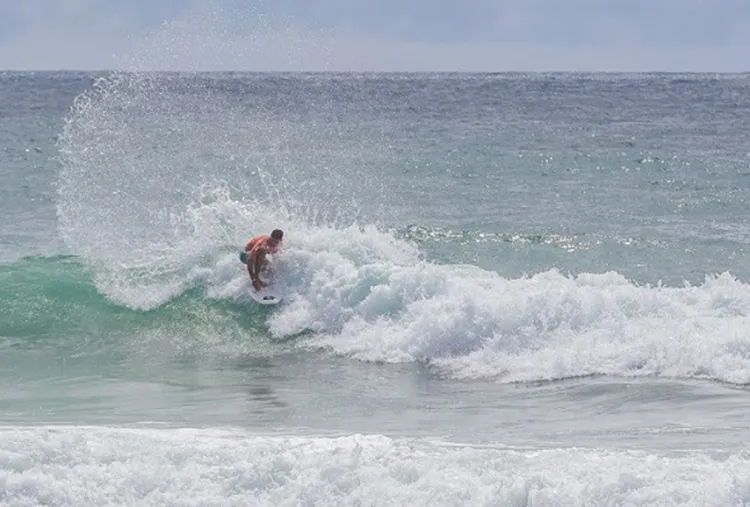 O surfista brasileiro Deivid Silva foi o destaque das primeiras baterias da competição