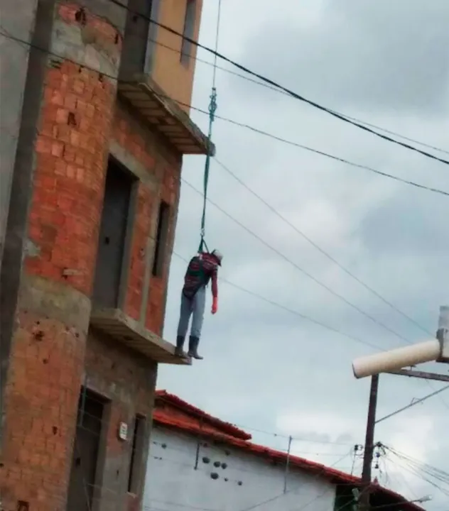 Por conta da descarga, o pedreiro ficou desacordado