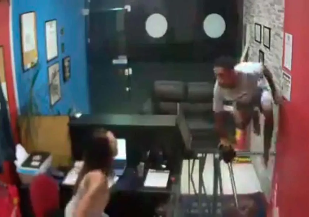 Bandido saiu correndo após perceber a presença de lutadores na academia