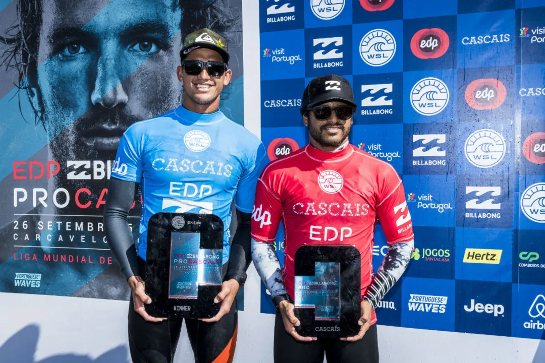 Ezekiel e Italo exibem troféu, depois de vitória apertada do australiano