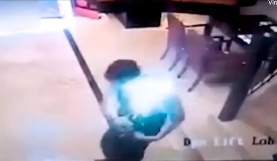 O homem ainda tentou tirar o aparelho do bolso da camisa