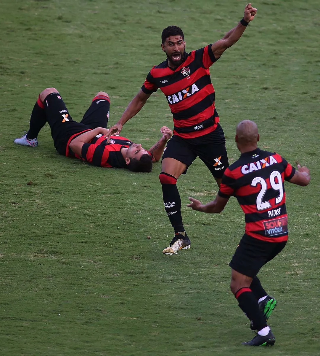 Jogadores do Vitória comemoram gol antes da confusão com a torcida da Ponte Preta