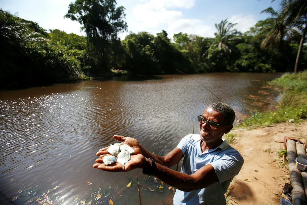 Bartolomeu, 53 anos, lembra da época de fartura de peixes, hoje escassos no rio