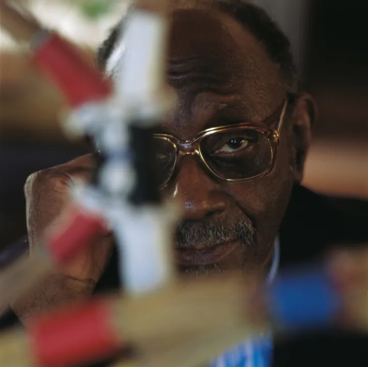 O artista e sacerdote Mestre Didi comemoraria 100 anos no próximo dia 2 de dezembro