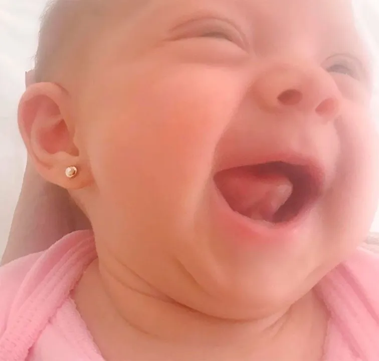 Manuela é fruto do relacionamento de Eliana com o noivo, Adriano Ricco