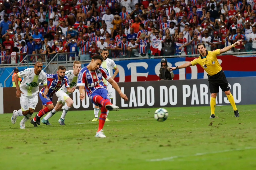 O artilheiro Edigar Junio perdeu a chance de pênalti no 2º tempo