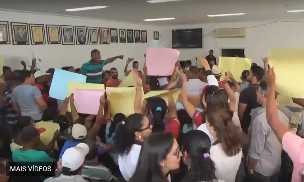 Manifestantes utilizaram de cartazes