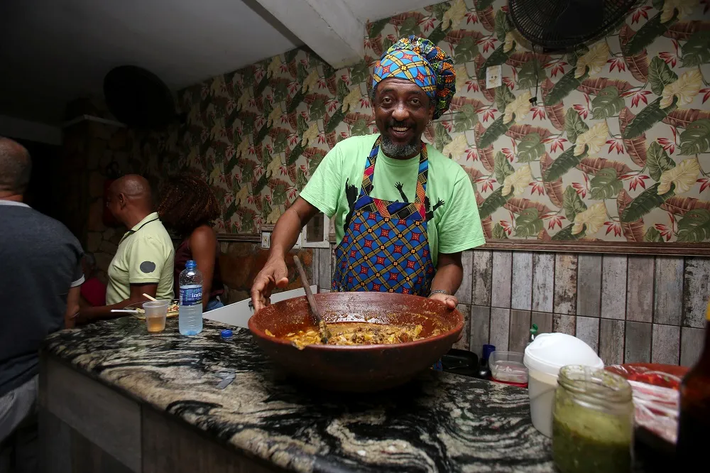 O ator Jorge Washington comanda o Culinária Musical aos sábados no fim de linha do Garcia